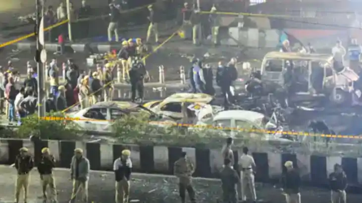 Delhi blast: 14 साल बाद फिर दहल गई दिल्ली,  लाल क़िले की दहल