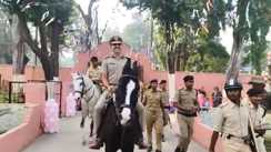 Bihar Election 2025 : बिहार में घोड़े पर सवार होकर डीआईजी ने मतदान केन्द्रों का किया निरीक्षण, अधिकारियों को दिए कई निर्देश 