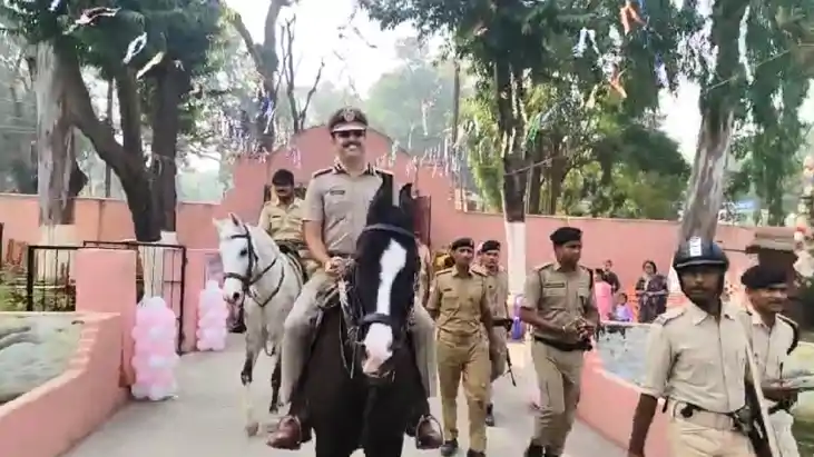 Bihar Election 2025 : बिहार में घोड़े पर सवार होकर डीआईजी ने 