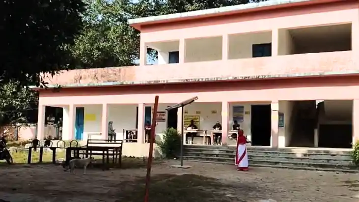 Bihar Election 2025 : बगहा के दो पंचायतों में लोगों ने वोट क