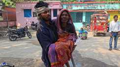 Bihar Vidhansabha Chunav 2025: 90 साल की ललिता देवी ने रचा मिसाल, बीमारी भी रोक न सकी मतदान की राह, पोते की गोद में  पहुंचीं वोट देने