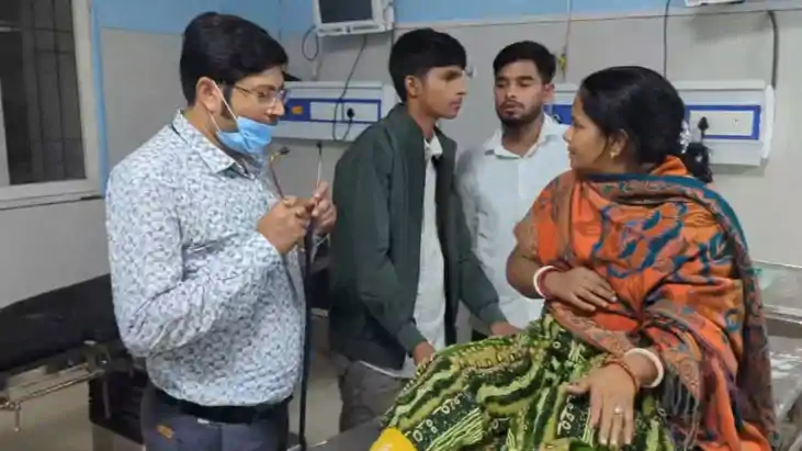 दूसरे चरण के मतदान के बीच हथियारबंद बदमाशों की फायरिंग, महिल