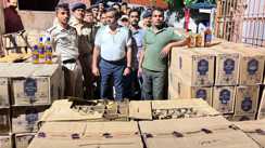 बाढ़ में पुलिस और उत्पाद टीम की बड़ी कार्रवाई: 30 लाख की विदेशी शराब के साथ ट्रक जब्त
