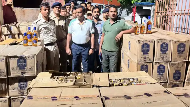 बाढ़ में पुलिस और उत्पाद टीम की बड़ी कार्रवाई: 30 लाख की विद