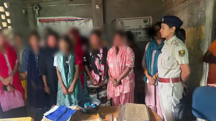 Bihar News : भोजपुर में नाबालिग लड़कियों को जबरन डांसर बनाने
