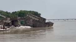 Bihar Flood News : गंगा का रौद्र रूप ! जहां बैठकर हो रहा था कटाव निरोधी काम, वही मकान नदी में समाया, बाल-बाल बचे इंजीनियर