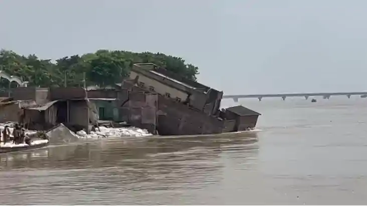 Bihar Flood News : गंगा का रौद्र रूप ! जहां बैठकर हो रहा था 