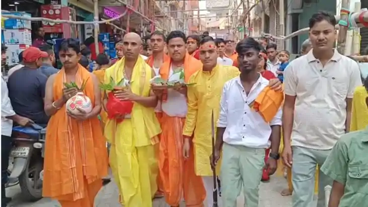 शारदीय नवरात्र के पहले दिन निकली भव्य कलश यात्रा: 44 पूजा पं