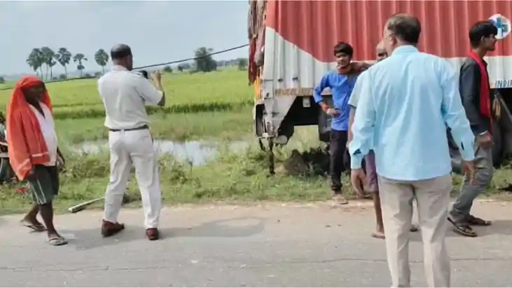 बाढ़ में भीषण सड़क हादसा: ओवरटेक के दौरान बस ने कंटेनर में म