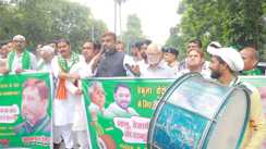 AIMIM ने पहले तेजस्वी  पर पार्टी तोड़ने का लगाया आरोप, अब महागठबंधन में शामिल होने के लिए राबड़ी आवास के बाहर किया प्रदर्शन