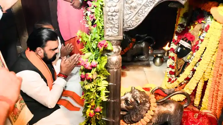 Bihar News : मुख्यमंत्री सम्राट चौधरी ने थावे मंदिर में की प