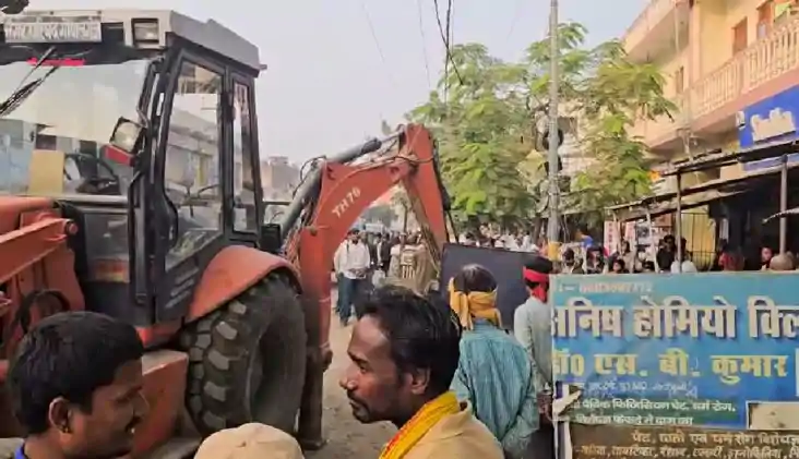 जाम से मुक्ति के लिए सड़कों पर चला प्रशासन का बुलडोजर, अतिक्र