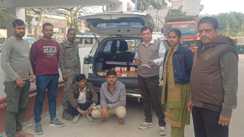 उत्पाद विभाग की कारवाई में एक लक्जरी वाहन से लाखों रुपए के विदेशी शराब के साथ दो तस्कर गिरफ्तार