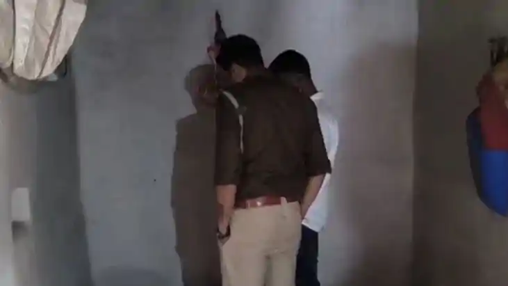 पुलिसवर्दी में  बदमाशों ने परिवार को बंधक बनाकर लुट लिया लाख