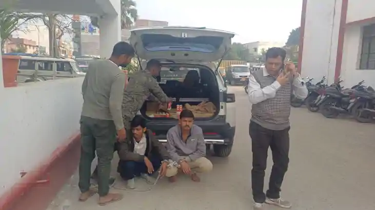 शराब तस्करों का 'लग्जरी' खेल फेल, कार की डिक्की से लाखों की 