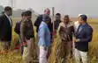 खेत में उतरे डीएम साहब: वैज्ञानिक तरीके से परखी धान की उपज, अधिकारियों को दिए टिप्स