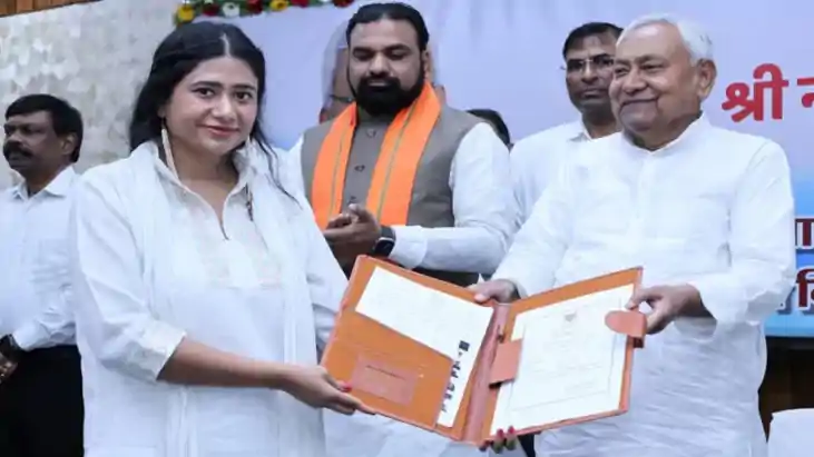 सीएम नीतीश ने 7468 ANM को थमाई नियुक्ति पत्र, लेकिन आठ माह ब