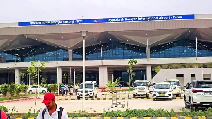 पटना एयरपोर्ट पर यात्री की मौत? 40 मिनट तक तड़पती रही महिला,