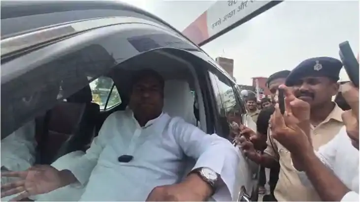 प्रेस वार्ता रोके जाने पर भड़के मुकेश सहनी : कहा-यूपी में अघ