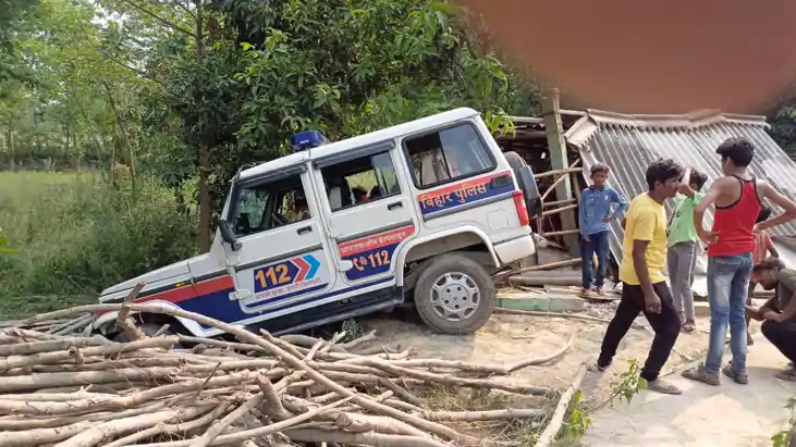 Bihar News : डायल 112 वाहन की चपेट में आने से दो छात्राओं की Bihar News : डायल 112 वाहन की चपेट में आने से दो छात्राओं की