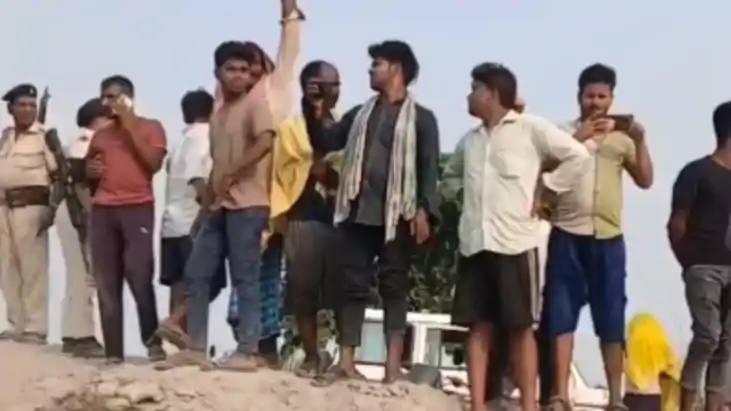 Bihar News : स्नान के दौरान गंडक नदी में डूबे आधा दर्जन बच्च Bihar News : स्नान के दौरान गंडक नदी में डूबे आधा दर्जन बच्च