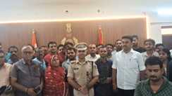 Bihar News : मोतिहारी पुलिस ने 'ऑपरेशन मुस्कान' के तहत लौटाए 108 चोरी व खोए मोबाइल, फोन पाकर खिले लोगों के चेहरे