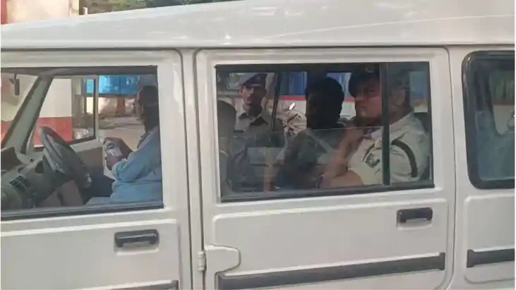निगरानी की बड़ी कार्रवाई : घूस लेते राजस्व कर्मचारी को रंगे 