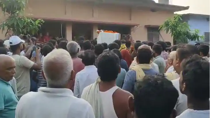 बेगूसराय सड़क हादसे के शिकार दरोगा ज्ञानेंद्र अमरेंद्र का शव