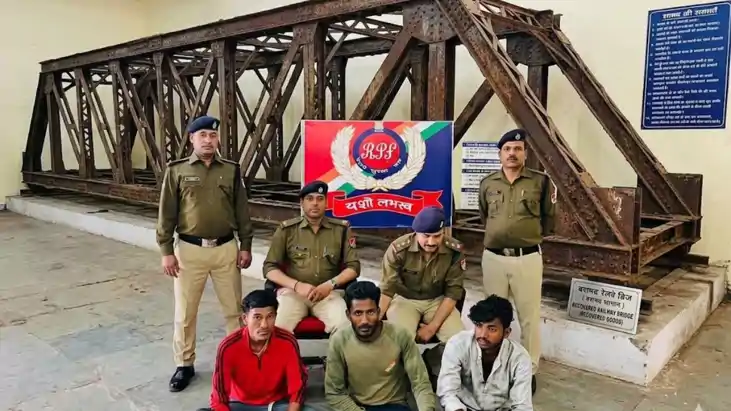 बिहार में गजब की चोरी: तालाब के पानी से निकला 'गायब' रेलवे ब