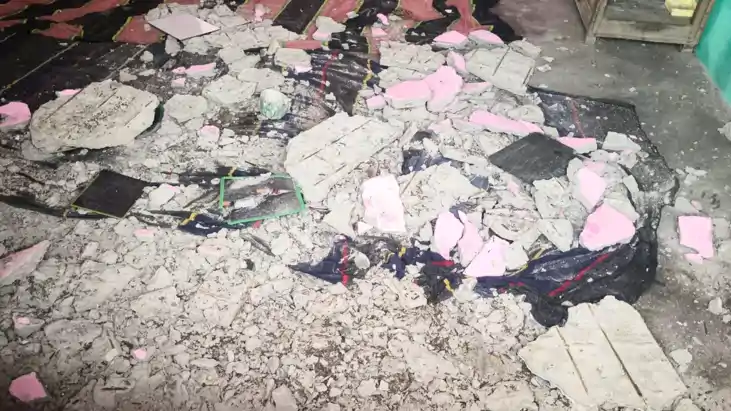 Bihar News : नालंदा में आंगनवाड़ी केंद्र की छत का प्लास्टर ग