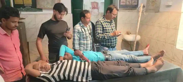 ई रिक्शा पलटने से चालक समेत तीन जख्मी, सड़क पर खेल रहे बच्चो