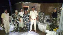 Bihar News : भारत-नेपाल सीमा पर एसएसबी ने तस्करों पर बड़ी कार्रवाई, 58 बंडल कपड़ा और वाहन जब्त