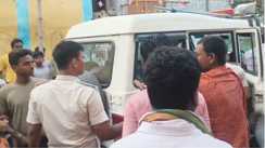 मोबाइल चोरी के आरोप में युवक की जमकर पिटाई, पुलिस ने भीड़ के चंगुल से बचाकर अस्पताल में भर्ती कराया