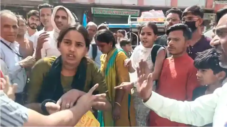 Bihar News : कॉस्मेटिक दुकान में चोरी करते पकड़ी गई महिला, प