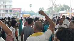 तेज रफ्तार ट्रैक्टर ने बाइक सवार को रौंदा : मौके पर मौत, मुआवजे को लेकर सड़क जाम