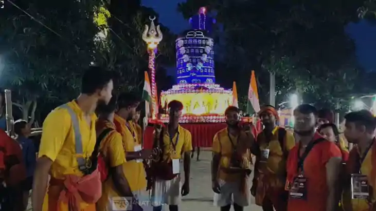 13 Kanwariyas Carry Giant Shiva Lingam Replica to Deoghar
