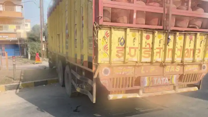 Gas Cylinder Truck Crashes in Muzaffarpur Major Mishap Avert