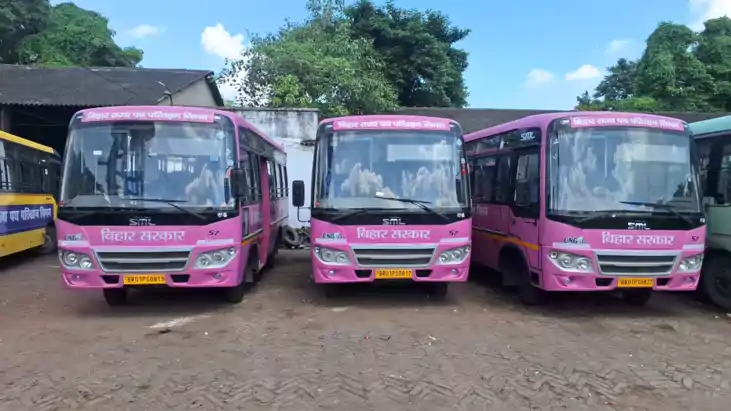 Bihar News : बिहार में अब महिलाओं के हाथ में होगी पिंक बसों 