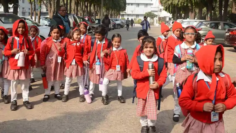 ठंड का प्रभाव कम पड़ते  ही पटना के स्कूलों को लेकर प्रशासन का नया आदेश जारी, कक्षा एक से ऊपर की क्लास कल से  शुरू, जानें टाइम टेबल