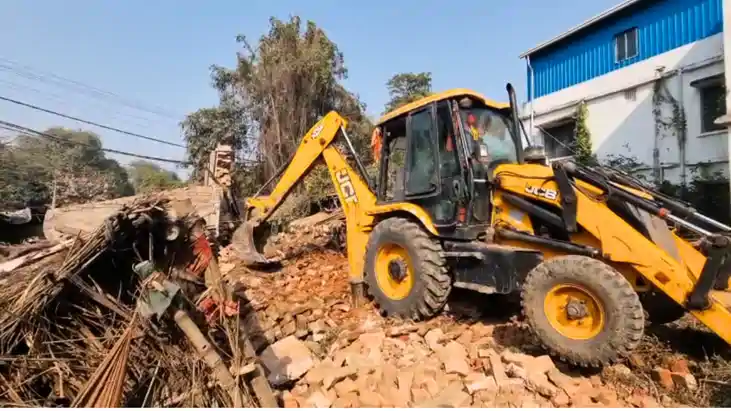 Bihar News : आरा में सरकारी 'बुलडोजर' ने छीनी गरीबों की छत, 