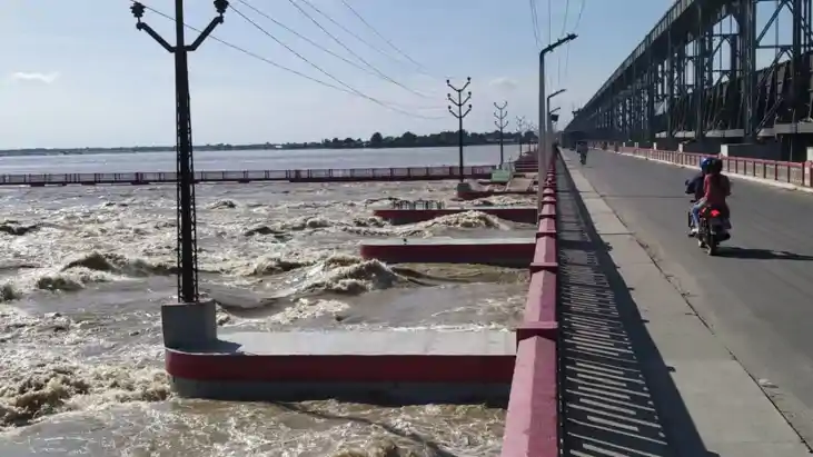कोसी का बढ़ता जलस्तर: बराज से डिस्चार्ज में भारी वृद्धि, तटब