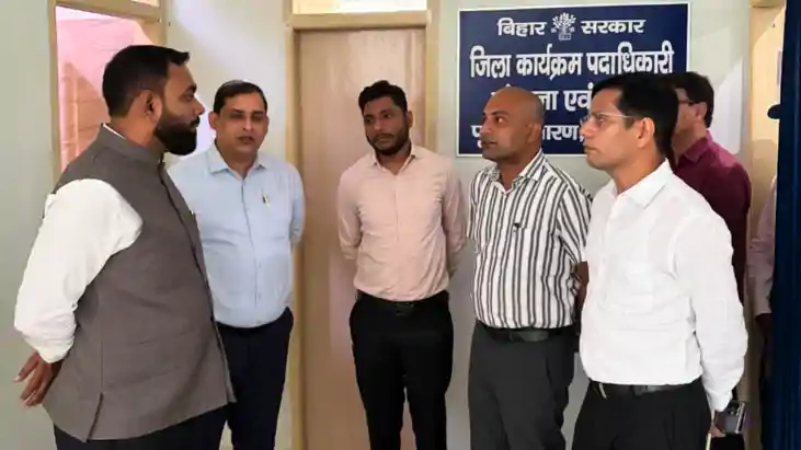 Bihar News : मोतिहारी DEO कार्यालय का DM ने किया औचक निरीक्ष
