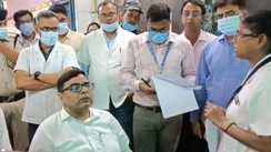 Bihar News - सरकारी अस्पताल में अचानक निरीक्षक के लिए पहुंच गए प्रमंडल आयुक्त, मरीजों से पूछने लगे सुविधाओं पर बात, टेंशन में रहे अस्पताल के अधिकारी