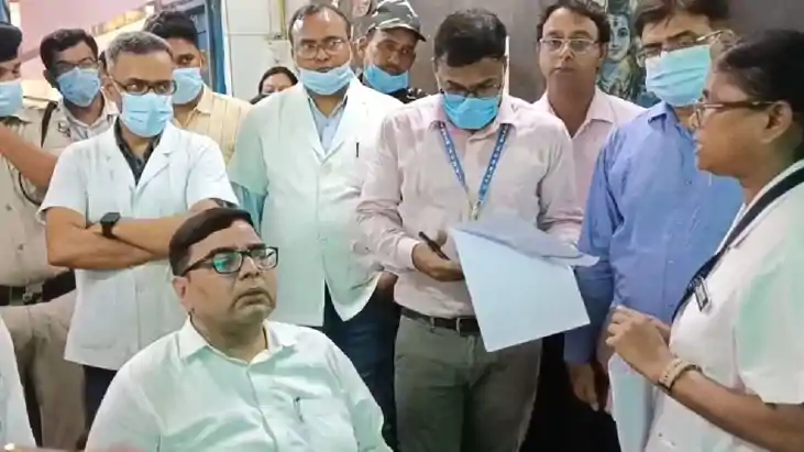 Bihar News - सरकारी अस्पताल में अचानक निरीक्षक के लिए पहुंच Bihar News - सरकारी अस्पताल में अचानक निरीक्षक के लिए पहुंच