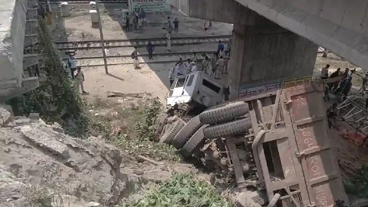 Bihar Accident news -ओवर ब्रिज की रैलिंग तोड़ रेल पटरी के प Bihar Accident news -ओवर ब्रिज की रैलिंग तोड़ रेल पटरी के प