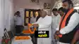 Bihar News : CM नीतीश ने बी०एस०एफ० के सब इंस्पेक्टर शहीद मोहम्मद इफ्तियाज को दी श्रद्धांजलि, परिजनों को सौंपा 50 लाख रुपये का चेक