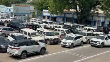 नवादा में PM की अपील बेअसर: सांसद-विधायक बंद गाड़ियों में ले रहे AC का मजा, ईंधन संरक्षण की उड़ी धज्जियां