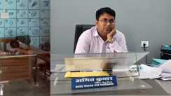 प्रधान शिक्षक गौतम का रहा है विवादों से पुराना नाता : अब क्लासरूम में सोते मिले, वीडियो वायरल होने पर मचा हड़कंप