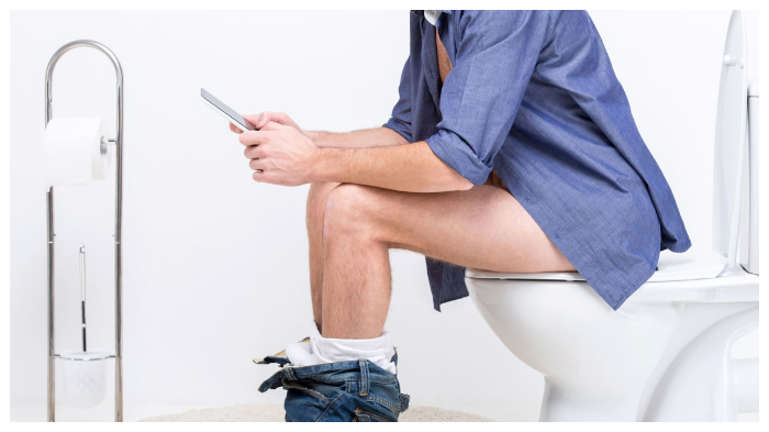 Health Tips क्या आप भी टॉयलेट में ले जाते हैं फोन, इन बीमारियों को दे रहें हैं दस्तक “ ˌ Health Tips क्या आप भी टॉयलेट में ले जाते हैं फोन, इन बीमारियों को दे रहें हैं दस्तक “ ˌ