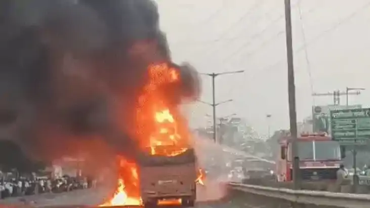 दो कंटेनर के बीच फंसकर चकनाचूर हुई कार, हादसे में सात लोगों 